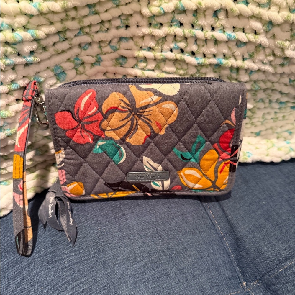 Gently Used Vera Bradley RFID Coastal Paradise Wristlet